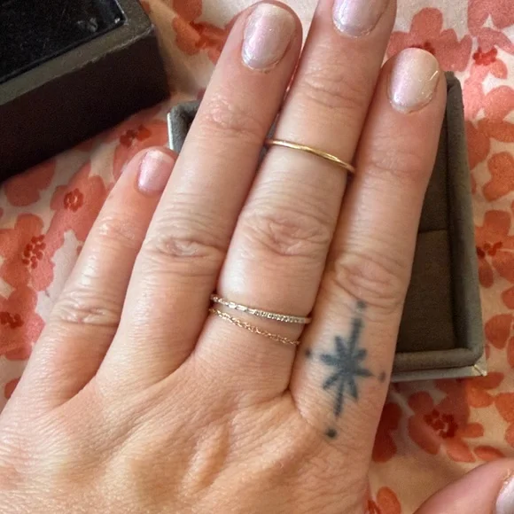 Elegant 14K Gold Women's Ring - Picture 2 of 4